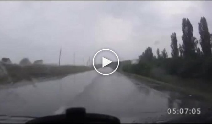 Автомобиль вольцваген не справился с управлением на мокрой дороге
