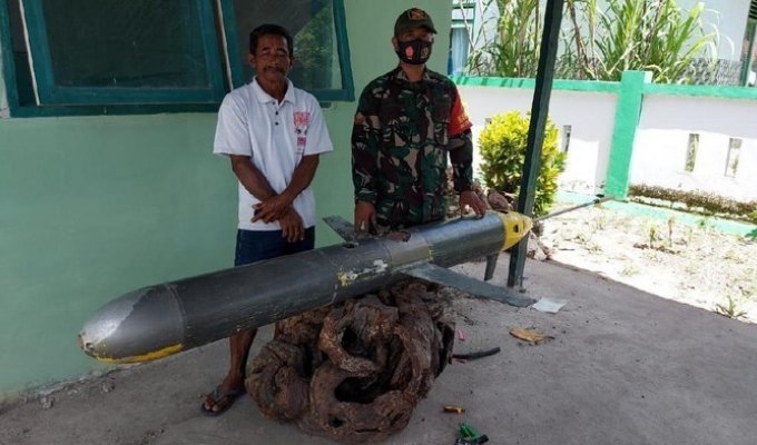 Индонезийский рыбак поймал подводный дрон ВМС Китая (5 фото)