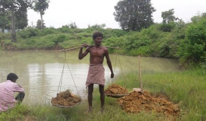 Житель Индии потратил 27 лет жизни, чтобы вырыть пруд (2 фото)