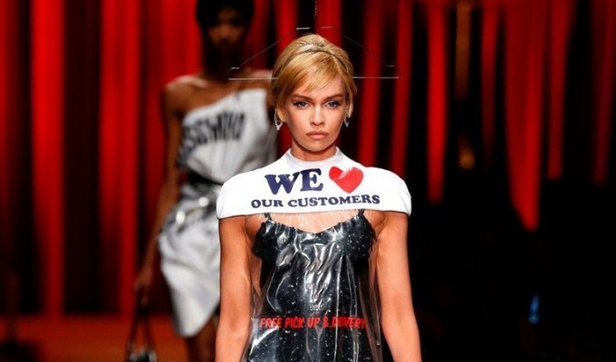 Moschino продаёт прозрачный пакет из химчистки вместо платья (5 фото)