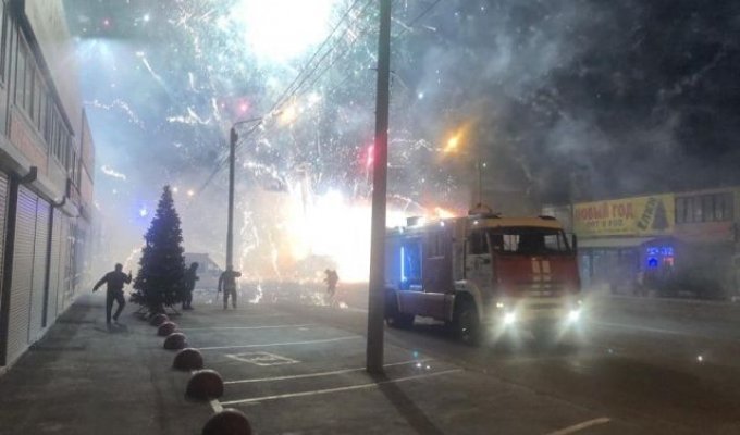 В Ростове-на-Дону загорелся павильон с фейерверками (2 фото + 2 видео)