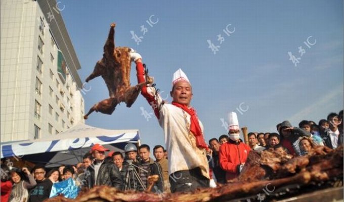 Китайский шеф-повар приготовил одновременно 136 коз (22 фото)