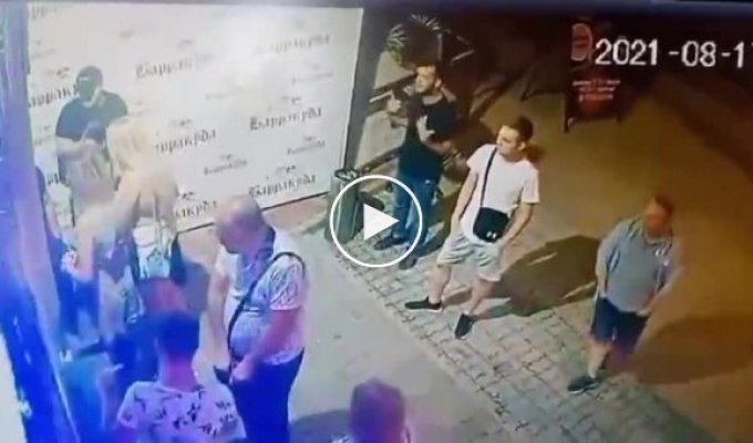 В Бердянске охранник ночного клуба отправил девушку в нокаут