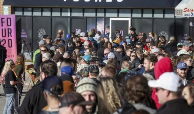 В Канаде в первый день легализации марихуаны образовались огромные очереди в официальные магазины (8 фото)