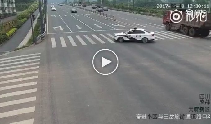 Полицейский перевел бабушку через дорогу