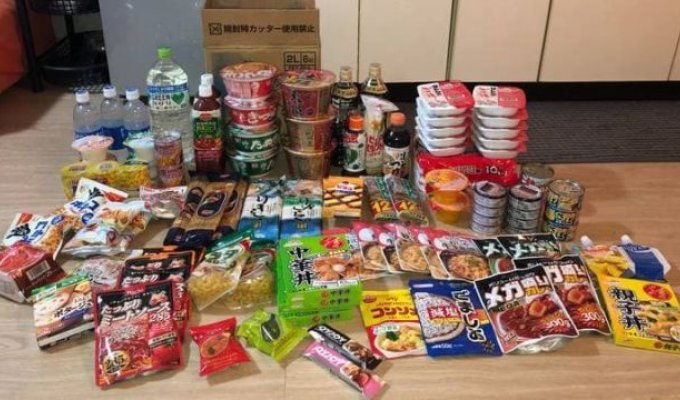 Распаковка продуктовых наборов, которые выдают жителям Японии, находящимся на карантине (фото + видео)