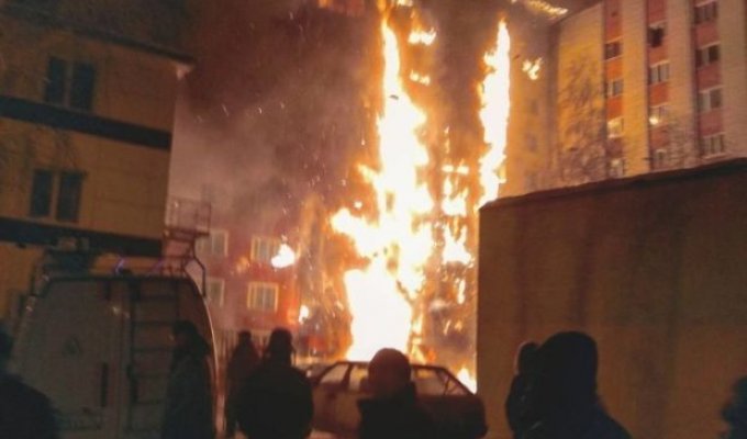 Пожар в многоэтажном доме Тюмени (4 фото + видео)