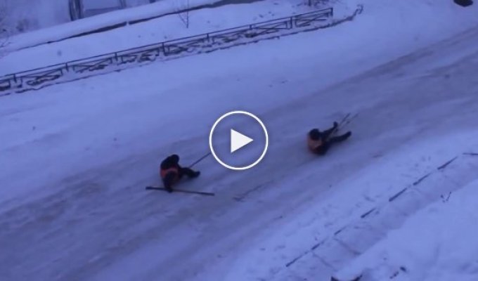 Иркутские дворники катаются по ледяной дороге на лопатах