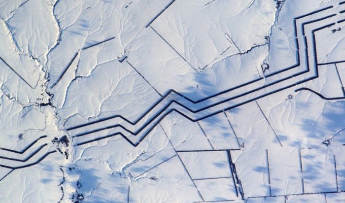 Странные линии в российской степи озадачили французского астронавта (1 фото)
