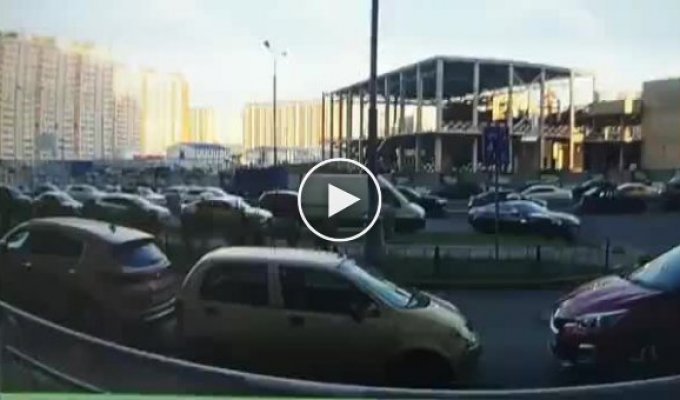 Парень громит автомобили и дорожные знаки в Некрасовке