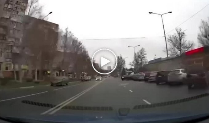 Реакция водителя спала мальчика, который пробегал дорогу в неположенном месте (мат)