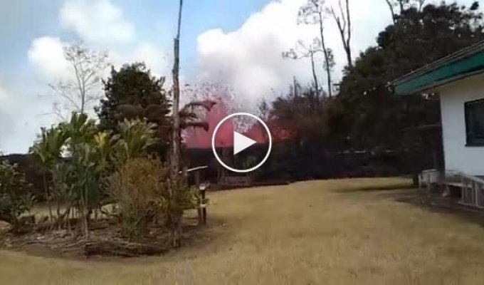 Житель накрытого лавой селения на Гавайях заснял огненный фонтан во дворе своего дома
