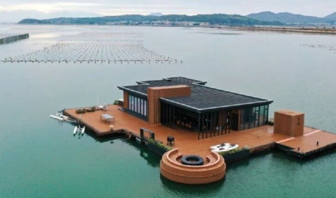 Китаец построил морской плавучий дом площадью 56 квадратных метров (5 фото + 1 видео)