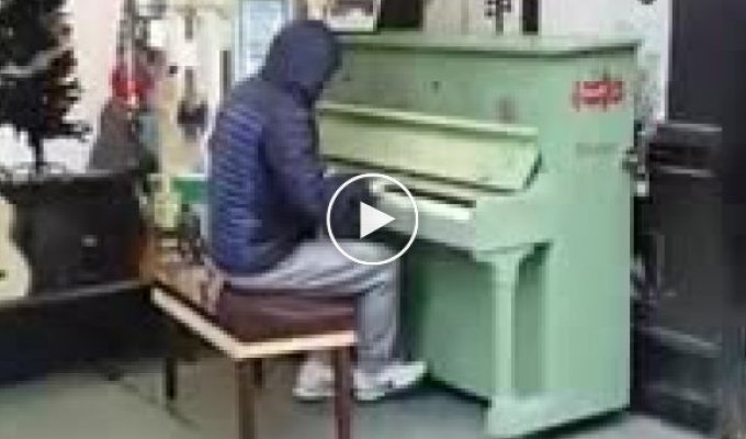 Уличный пианист в Манчестере впечатляет покупателей рядом с магазином