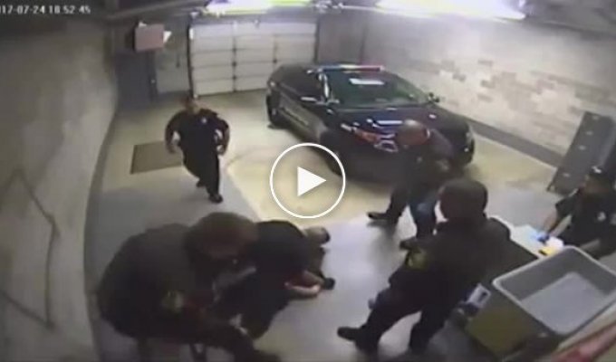 Жестокое обращение полицейских в США с женщиной в наручниках