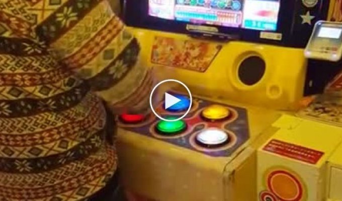 Начинающий геймер и азиат играют в игровой автомат