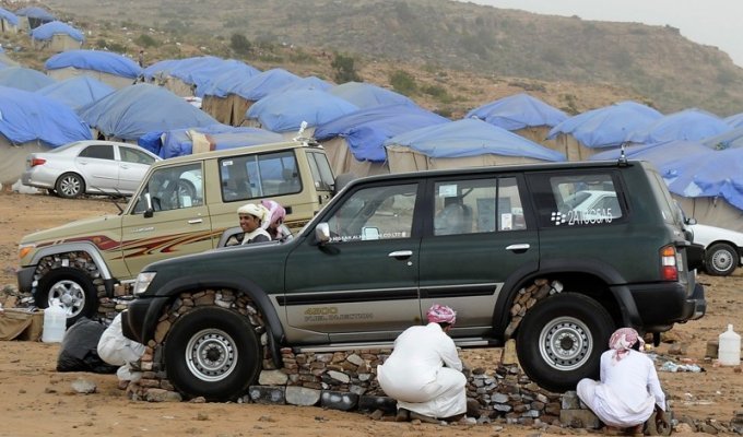 Зачем саудовская молодежь обкладывает камнями машины (6 фото + 1 видео)