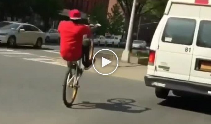 Трюки на велосипеде в городском трафике