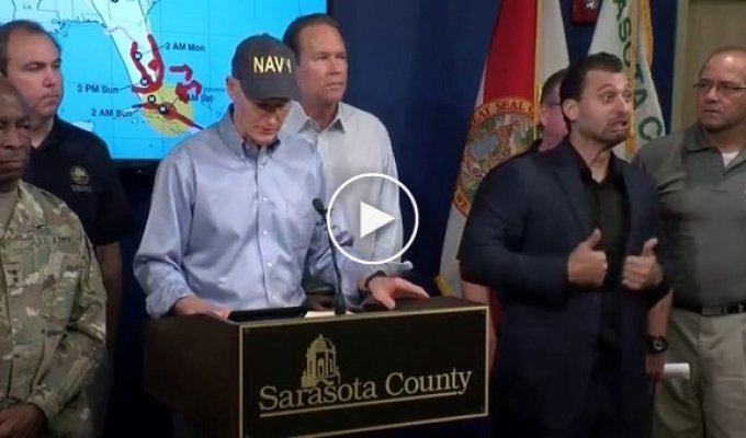 Эмоциональный сурдопереводчик превратил доклад губернатора Флориды о разрушительном урагане Ирма в комедию