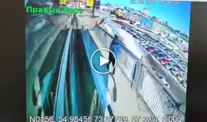 Водитель троллейбуса спас девушку, которая хотела спрыгнуть с моста
