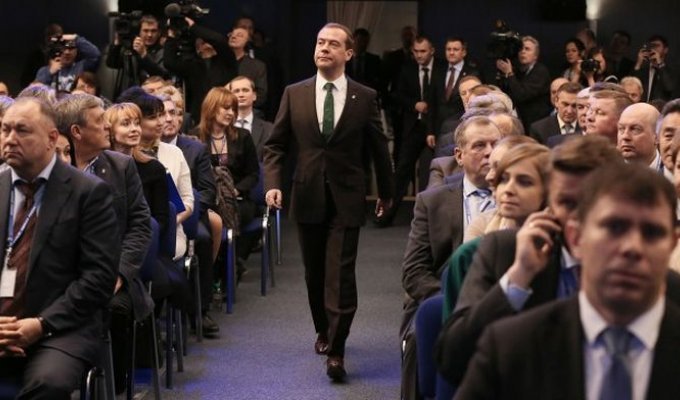 Медведев надел зеленый галстук с голубыми мопедами (4 фото)