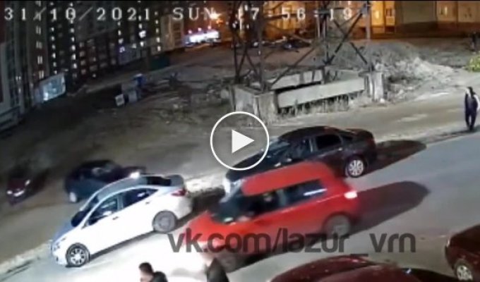 В Воронеже пьяный водитель врезался в машину и был жёстко избит