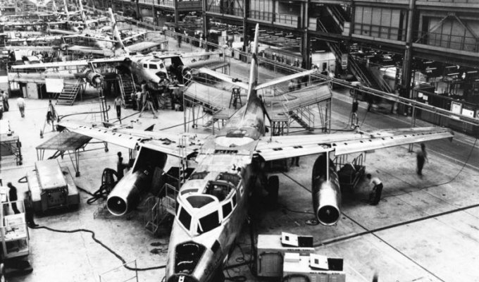 Boeing снесет знаменитый завод (28 фото)