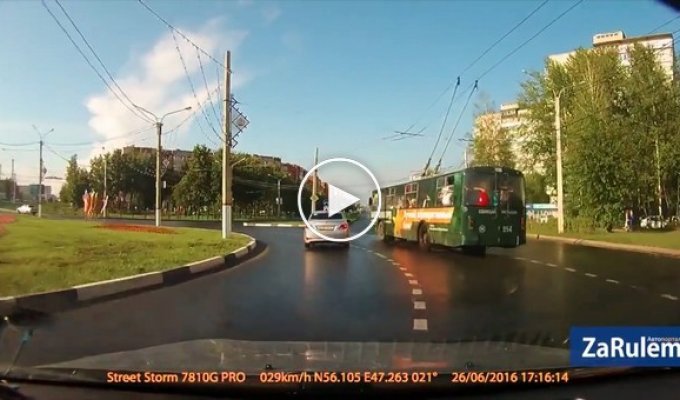 Столкновение с троллейбусом на перекрёстке с кольцевым движением