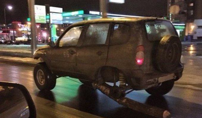В Санкт-Петербурге вместо одного из колес автомобиля водитель использовал бревно (3 фото)