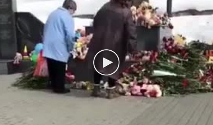 В Южно-Сахалинске женщины забирали игрушки с мемориала жертвам в Кемерово