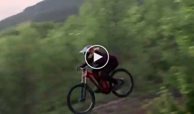 Норвежец Мадс Андре Ходжен любит экстремальный поход в горы на горном велосипеде