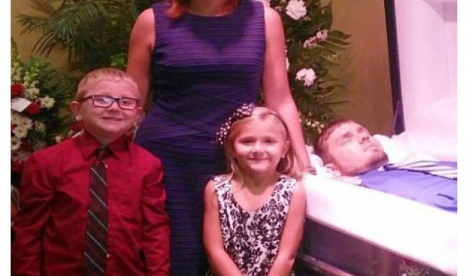 Улыбающаяся американка с детьми сфотографировалась рядом с покойным мужем (4 фото)