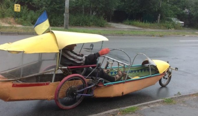 В Киеве сфотографировали дедушку на «вело-лодке»