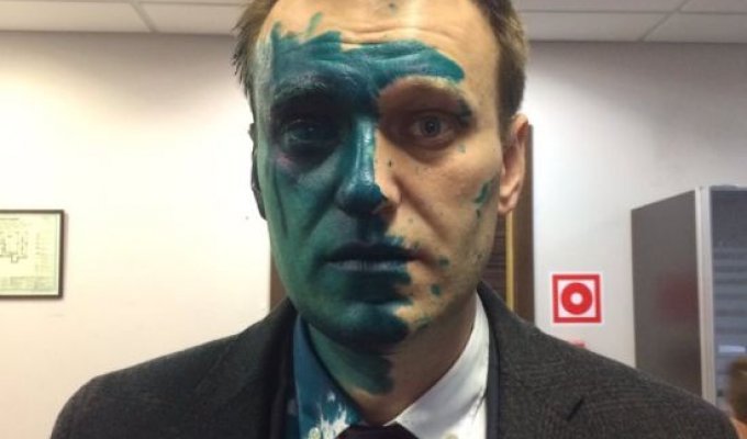 Оппозиционера Алексея Навального вновь облили зеленкой (2 фото)