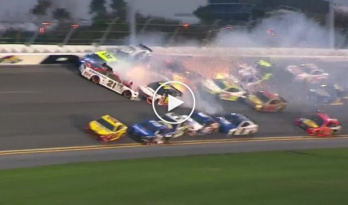 Массовая авария 20 автомобилей во время гонки NASCAR