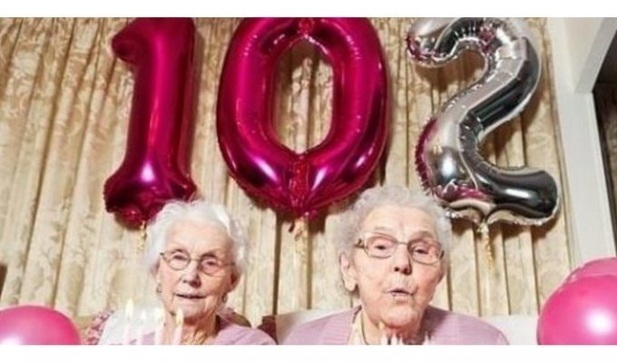Рыба и бухлишко: 102-летние бабули-близнецы раскрыли свой секрет долголетия (6 фото)
