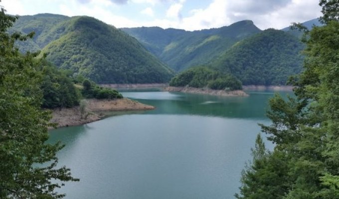 В Италии собираются осушить озеро, чтобы показать туристам средневековую деревню (7 фото)