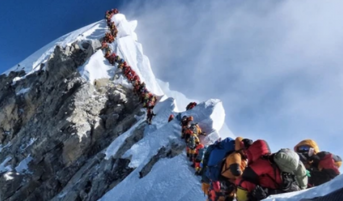 Альпинисты погибают на Эвересте из-за пробок (5 фото)