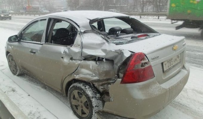 Chevrolet влетел в эвакуатор на Объездной в Екатеринбурге (3 фото + 3 видео)