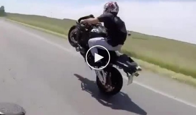 Опасный трюк на мотоцикле