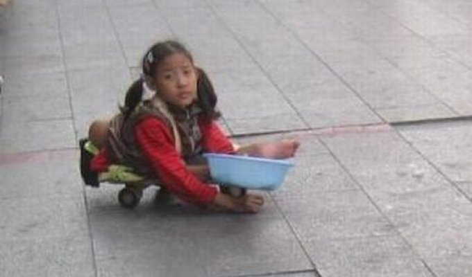 Девочка-попрошайка из Китая (6 фото)