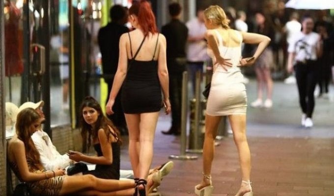 Народ в Сиднее ликует и ходит по барам — отменен закон, ограничивающий продажу алкоголя (14 фото)