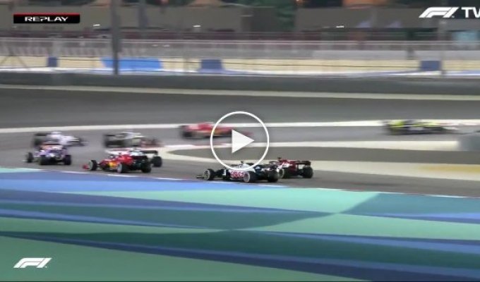Российский гонщик Формулы-1 случайно организовал две серьезные аварии в Бахрейне