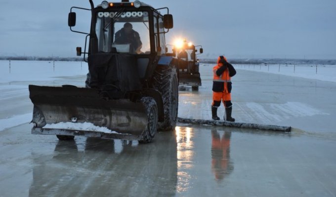 Как дорожники обслуживают ледовую переправу в России (13 фото)