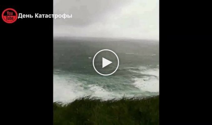 Водопад в Ирландии, который начал «течь» снизу вверх