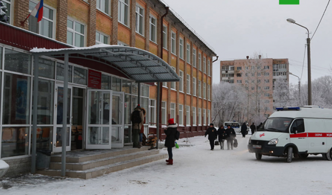 В Пермской школе старшеклассники напали на 4-классников с ножами. Учительница смогла спасти несколько детей и находится в тяжелом состоянии