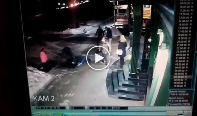 Видео массовой драки около бара Ангарска во время новогодней ночи