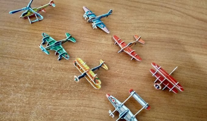 Коллекционные картонные самолётики из крабовых чипсов середины нулевых (3 фото)