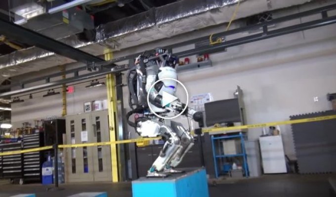 Робот Atlas компании Boston Dynamics научился делать сальто