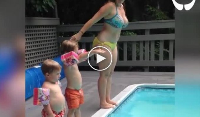 Мама учит маленьких детей прыгать в воду